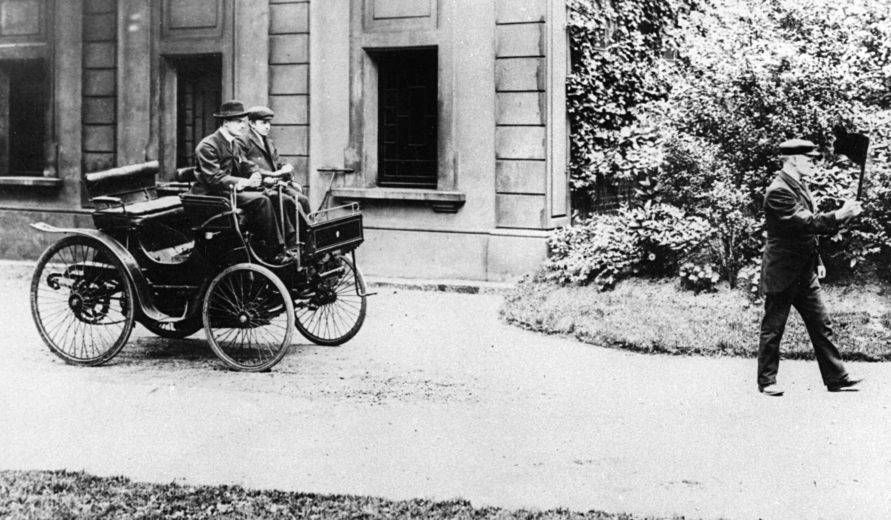 1896年查尔斯·罗尔斯驾驶标致汽车，前方旗手依照英国红旗法案步行引导