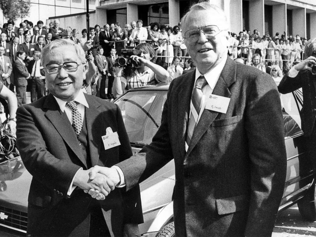 丰田会长丰田英二与通用汽车董事长Roger Smith在NUMMI工厂握手
