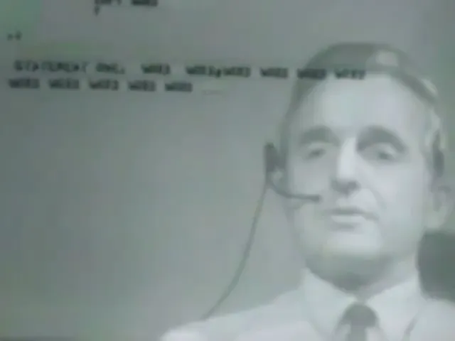 1968年演示中,Douglas Engelbart的人像与NLS文本界面叠加在同一画面