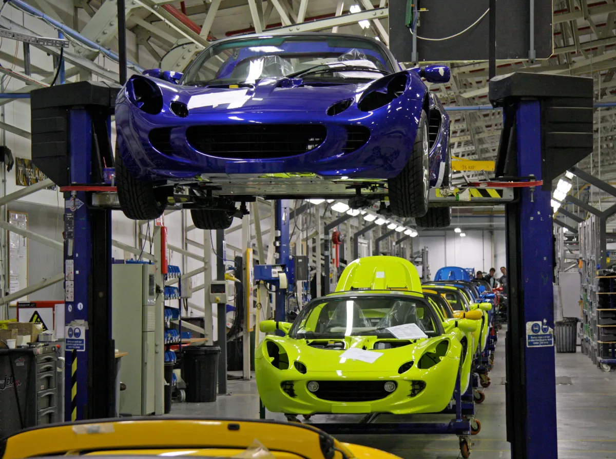 2008年Lotus工厂内正在装配的Tesla Roadster